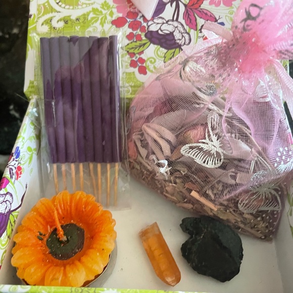 Diva Healing Crystal Box w/Necklace - Picture 4 of 8